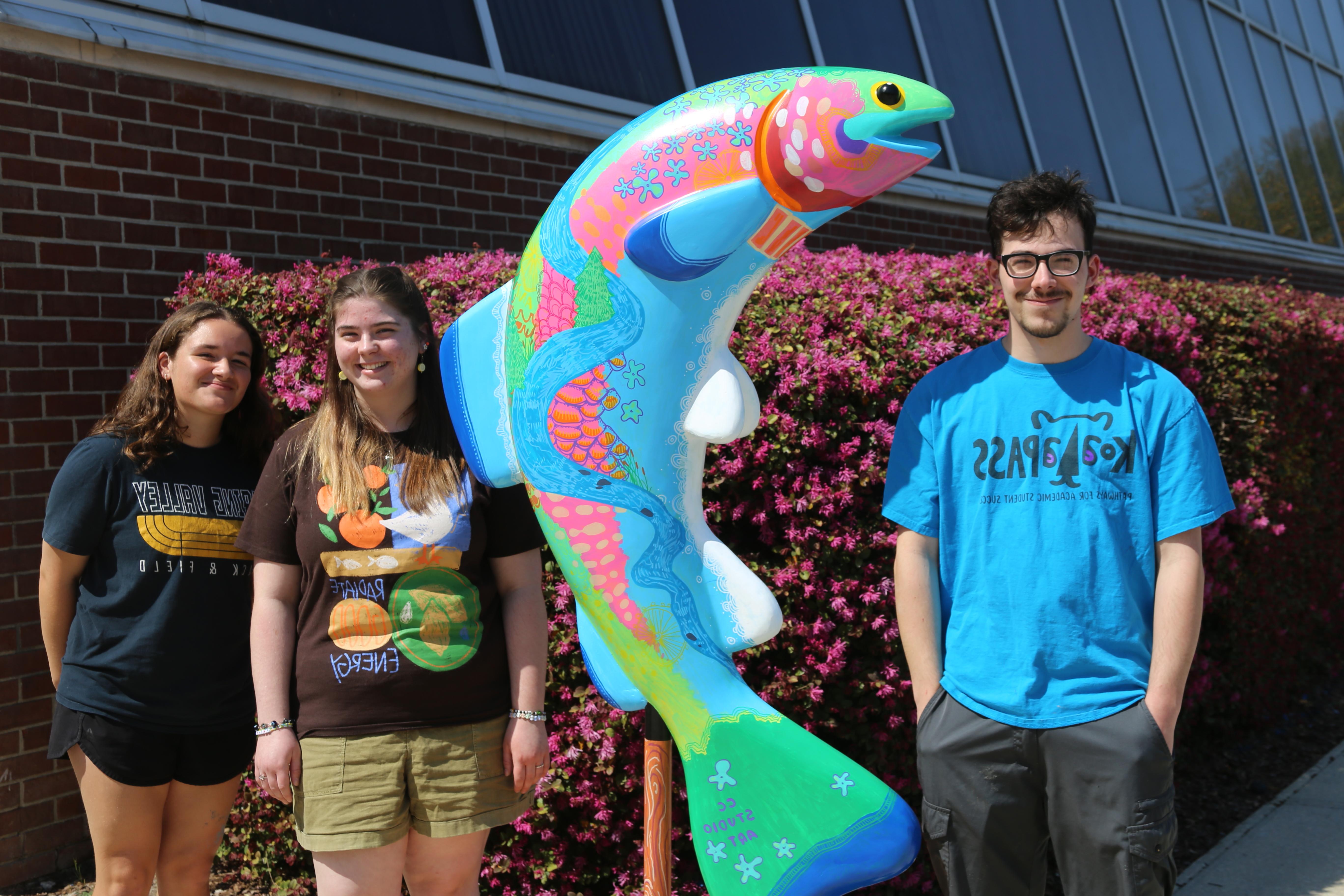 鳟鱼雕塑和学生
